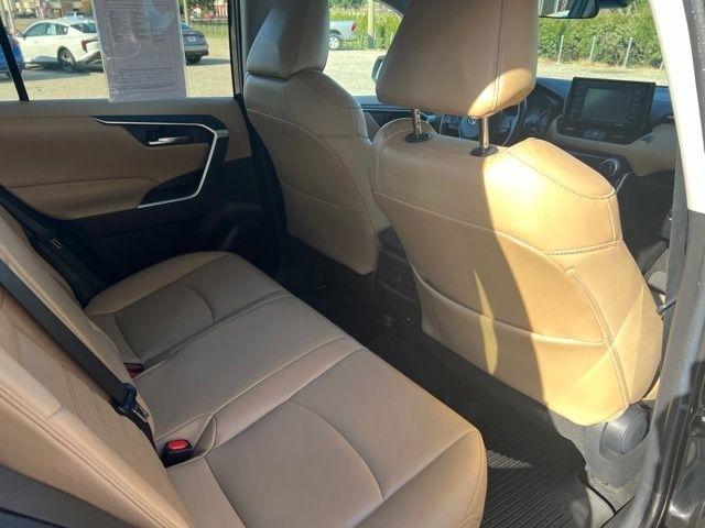Toyota RAV4 XLE Premium FWD (Natl) 2021