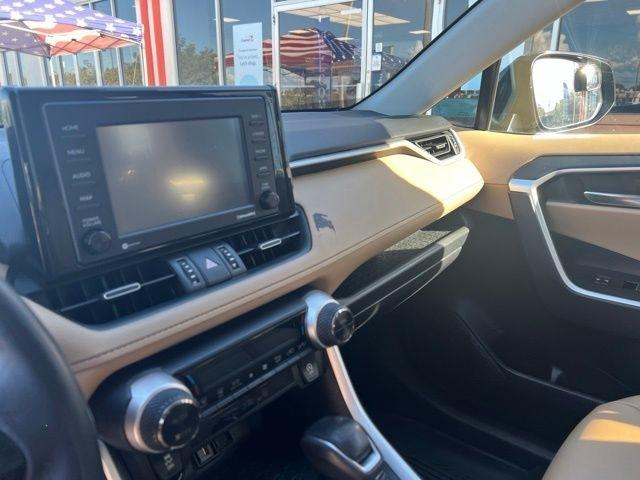 Toyota RAV4 XLE Premium FWD (Natl) 2021