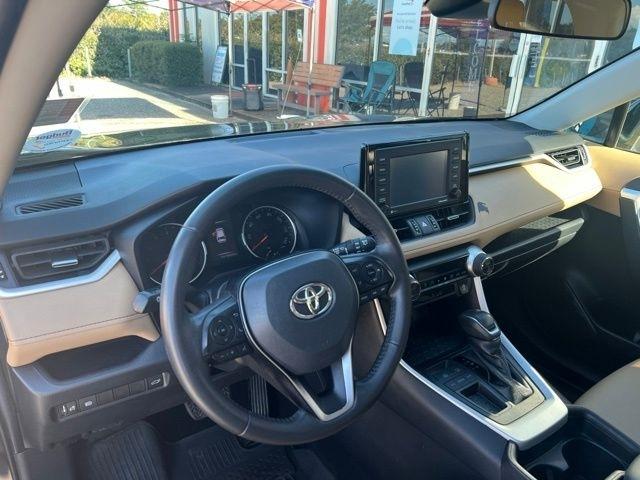 Toyota RAV4 XLE Premium FWD (Natl) 2021
