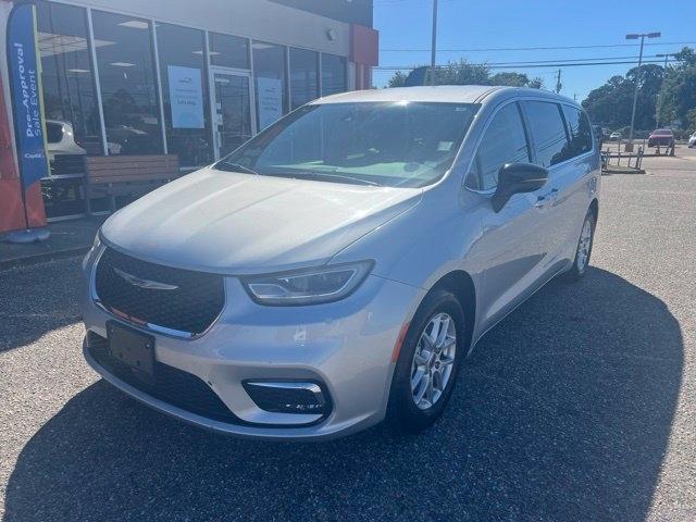 Chrysler Pacifica photo 2