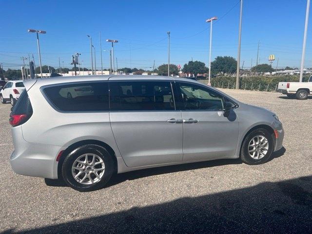 Chrysler Pacifica photo 5