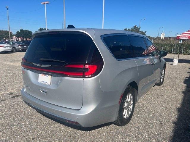 Chrysler Pacifica photo 6