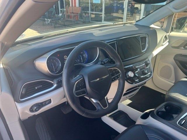 Chrysler Pacifica photo 9