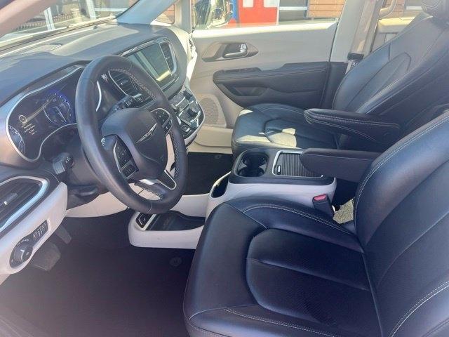 Chrysler Pacifica photo 10