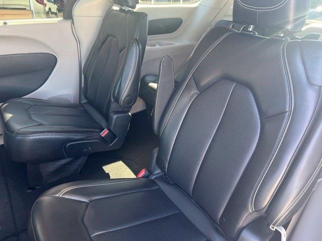 Chrysler Pacifica photo 11
