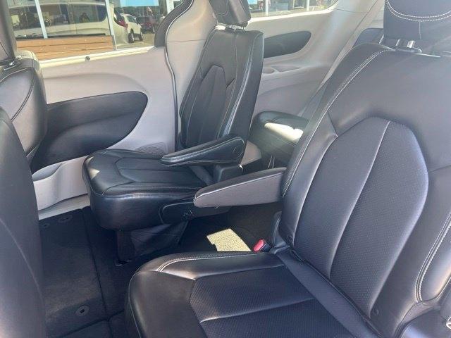 Chrysler Pacifica photo 12