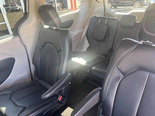 Chrysler Pacifica photo 13