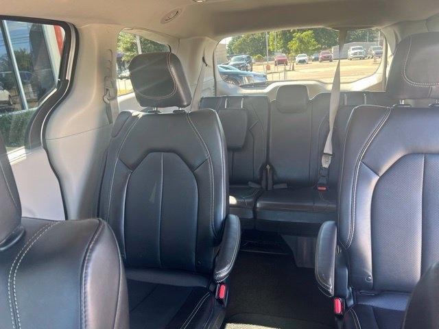 Chrysler Pacifica photo 14