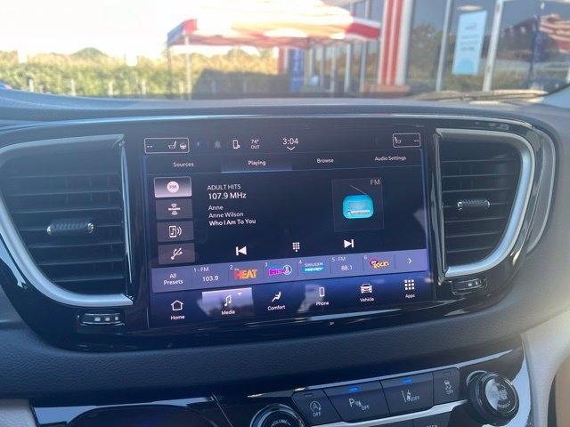 Chrysler Pacifica photo 16
