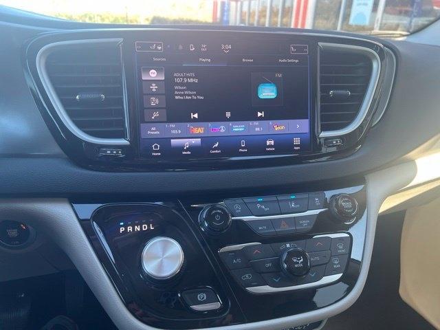 Chrysler Pacifica photo 17