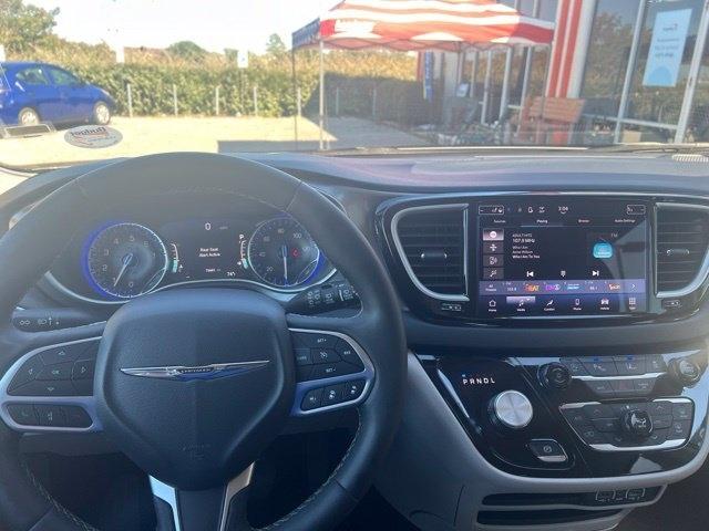 Chrysler Pacifica photo 18