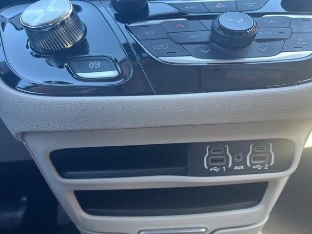 Chrysler Pacifica photo 21