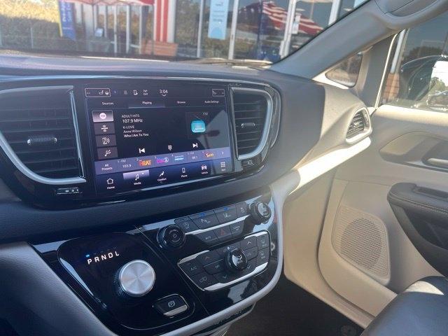 Chrysler Pacifica photo 22