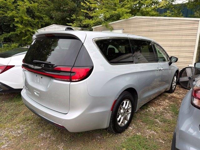 Chrysler Pacifica photo 23