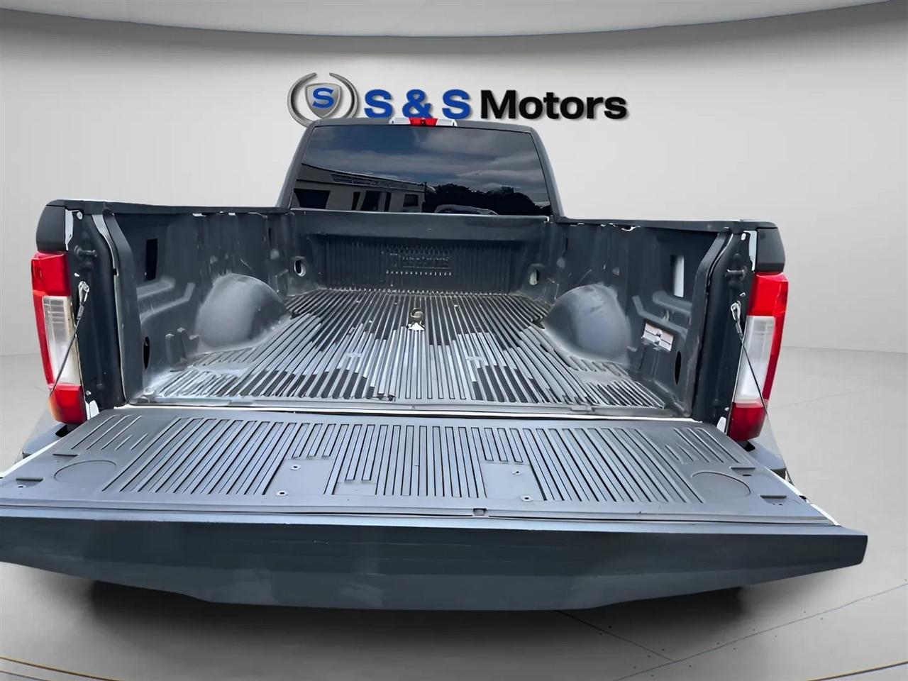 Ford Super Duty F-450 DRW XL 4WD Crew Cab 8' Box 2019