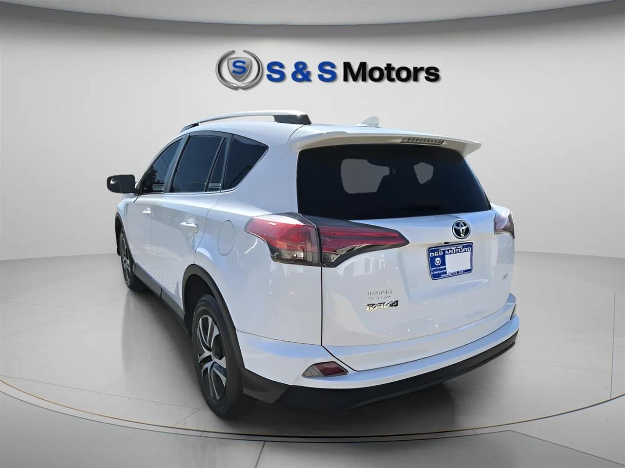 Toyota RAV4 LE FWD (Natl) 2017