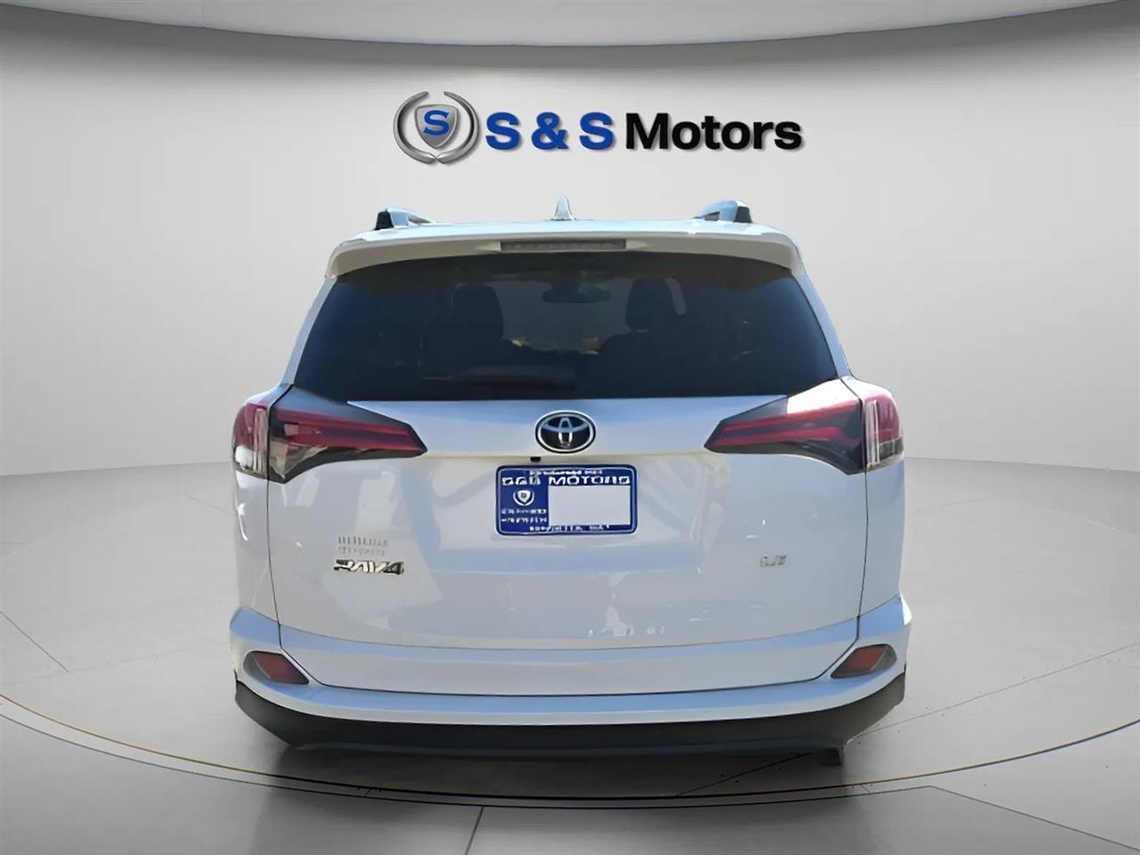 Toyota RAV4 LE FWD (Natl) 2017