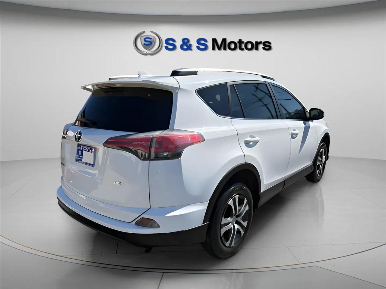 Toyota RAV4 LE FWD (Natl) 2017