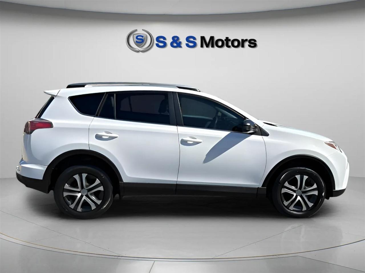 Toyota RAV4 LE FWD (Natl) 2017