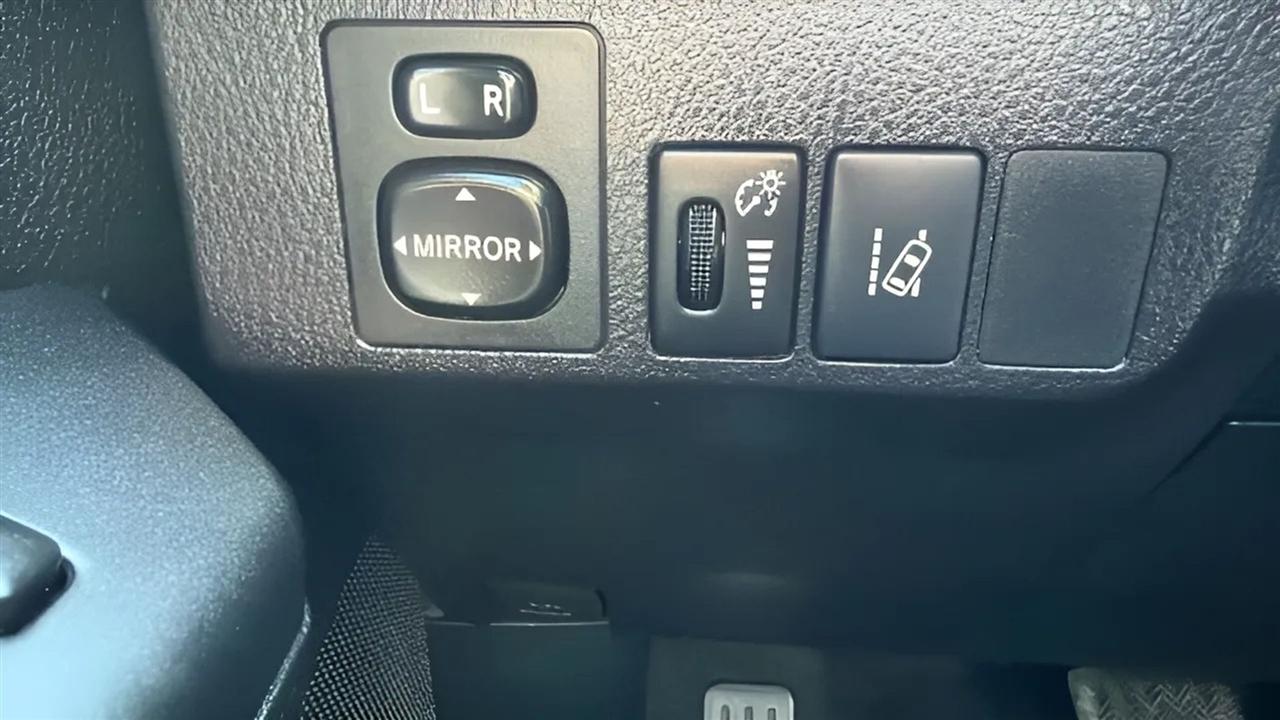 Toyota RAV4 LE FWD (Natl) 2017