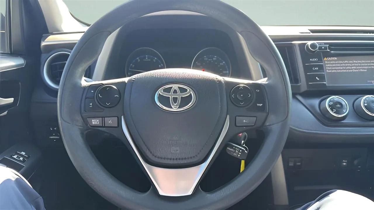 Toyota RAV4 LE FWD (Natl) 2017