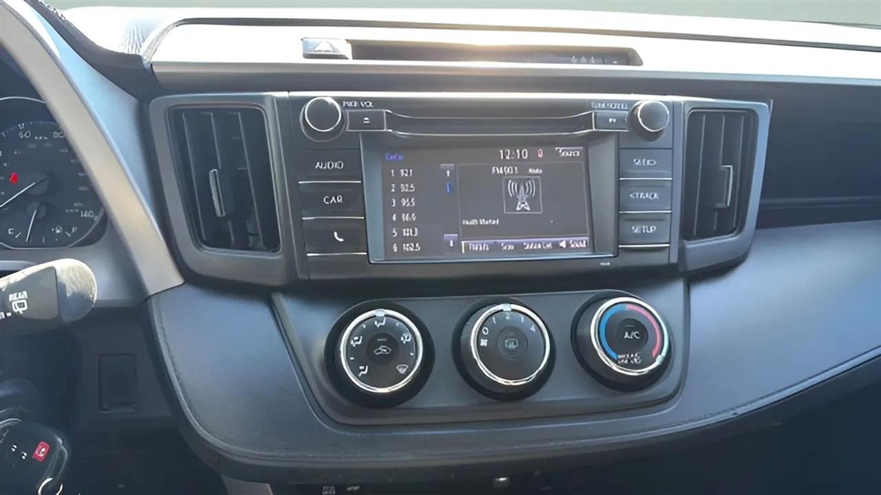 Toyota RAV4 LE FWD (Natl) 2017