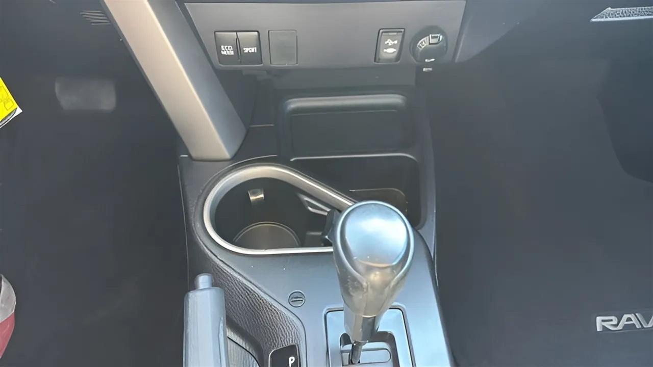 Toyota RAV4 LE FWD (Natl) 2017