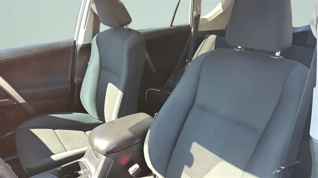 Toyota RAV4 LE FWD (Natl) 2017