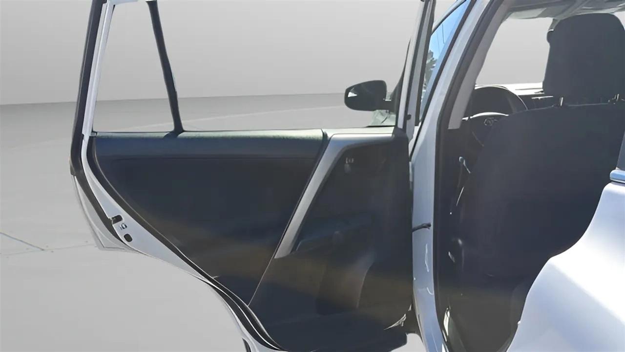 Toyota RAV4 LE FWD (Natl) 2017