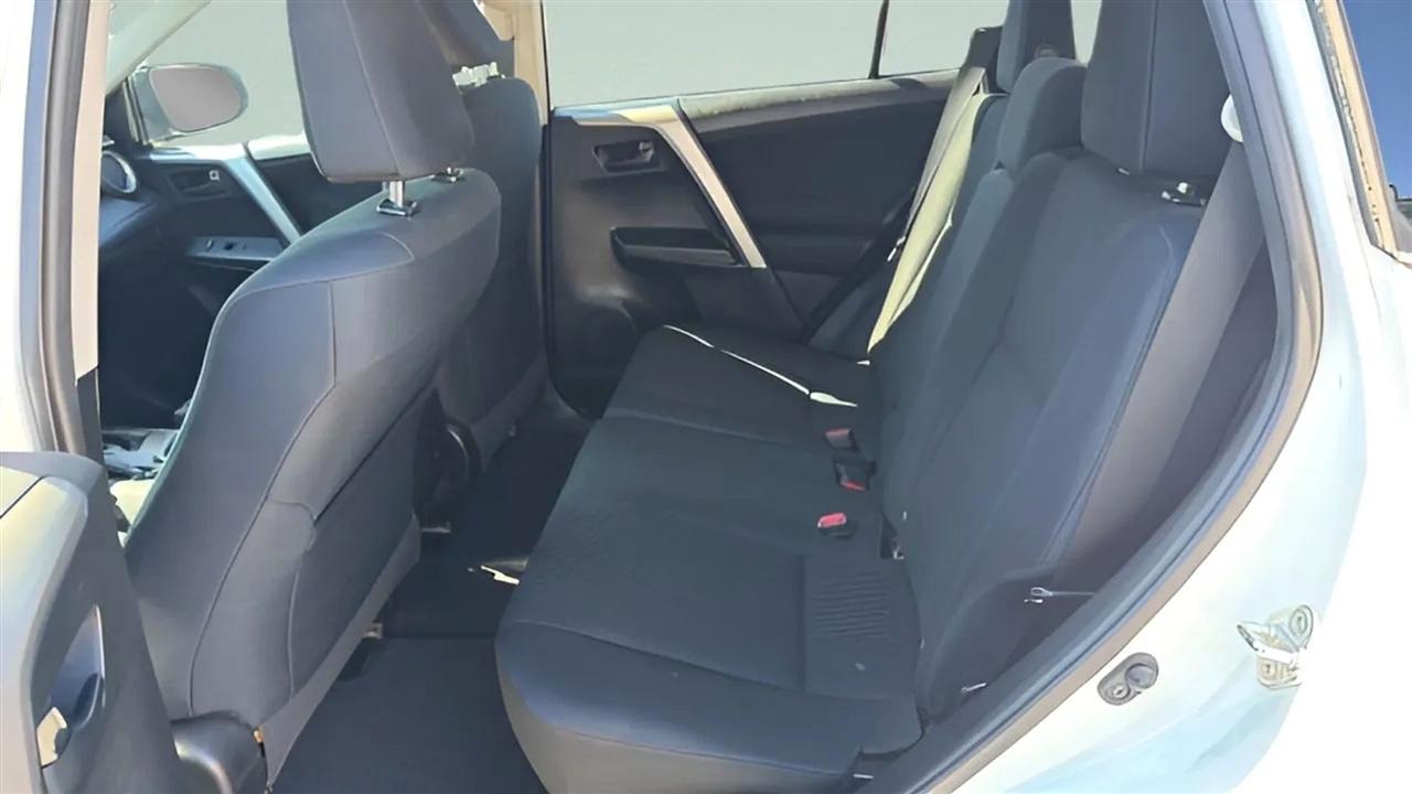 Toyota RAV4 LE FWD (Natl) 2017