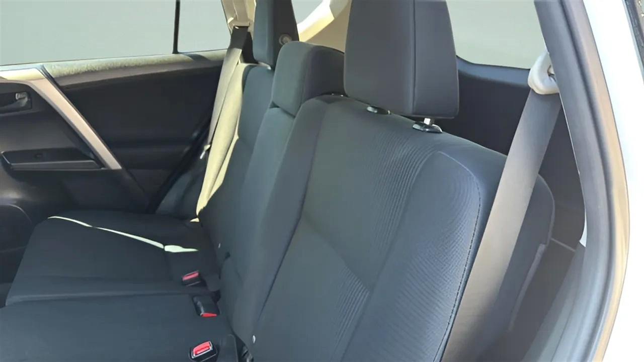 Toyota RAV4 LE FWD (Natl) 2017