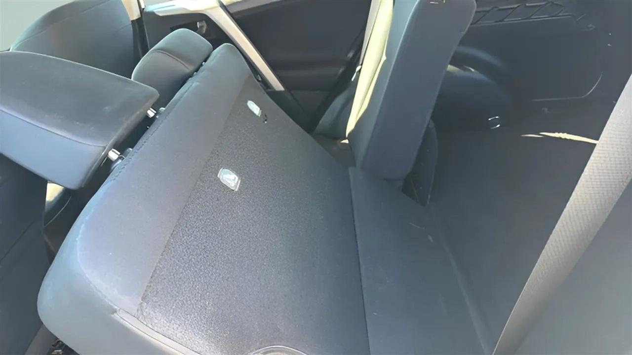 Toyota RAV4 LE FWD (Natl) 2017