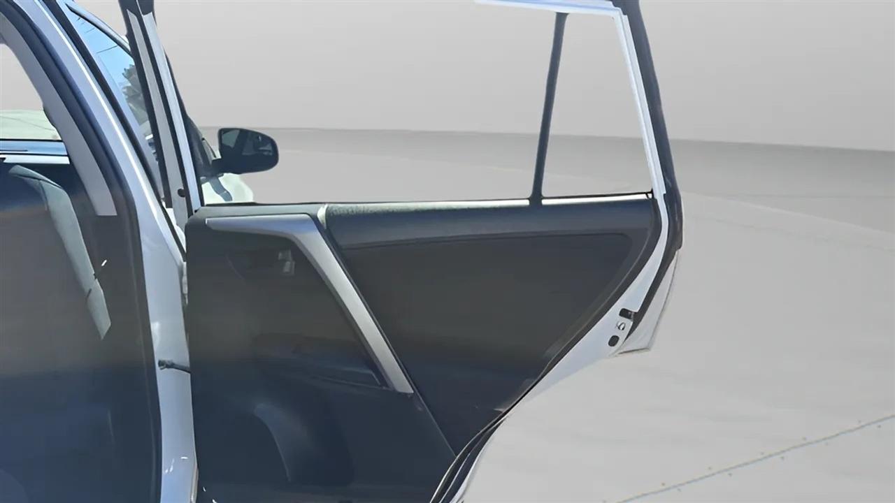 Toyota RAV4 LE FWD (Natl) 2017