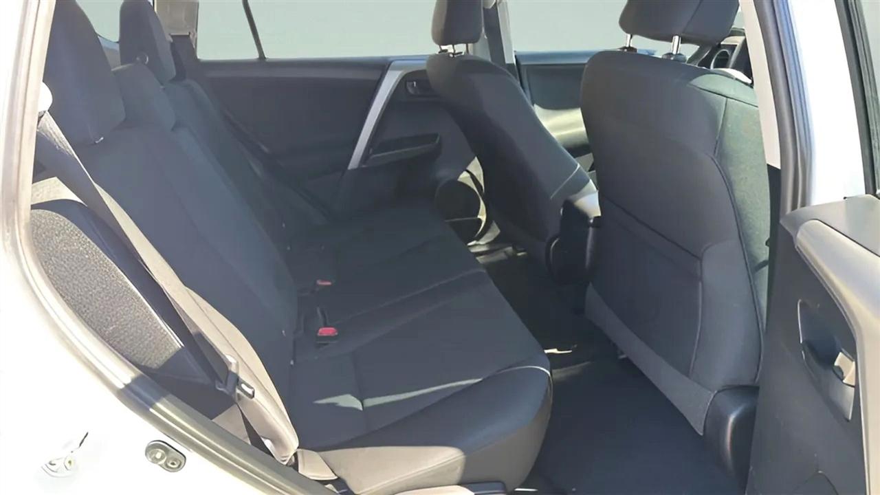 Toyota RAV4 LE FWD (Natl) 2017