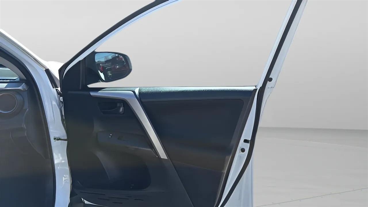 Toyota RAV4 LE FWD (Natl) 2017