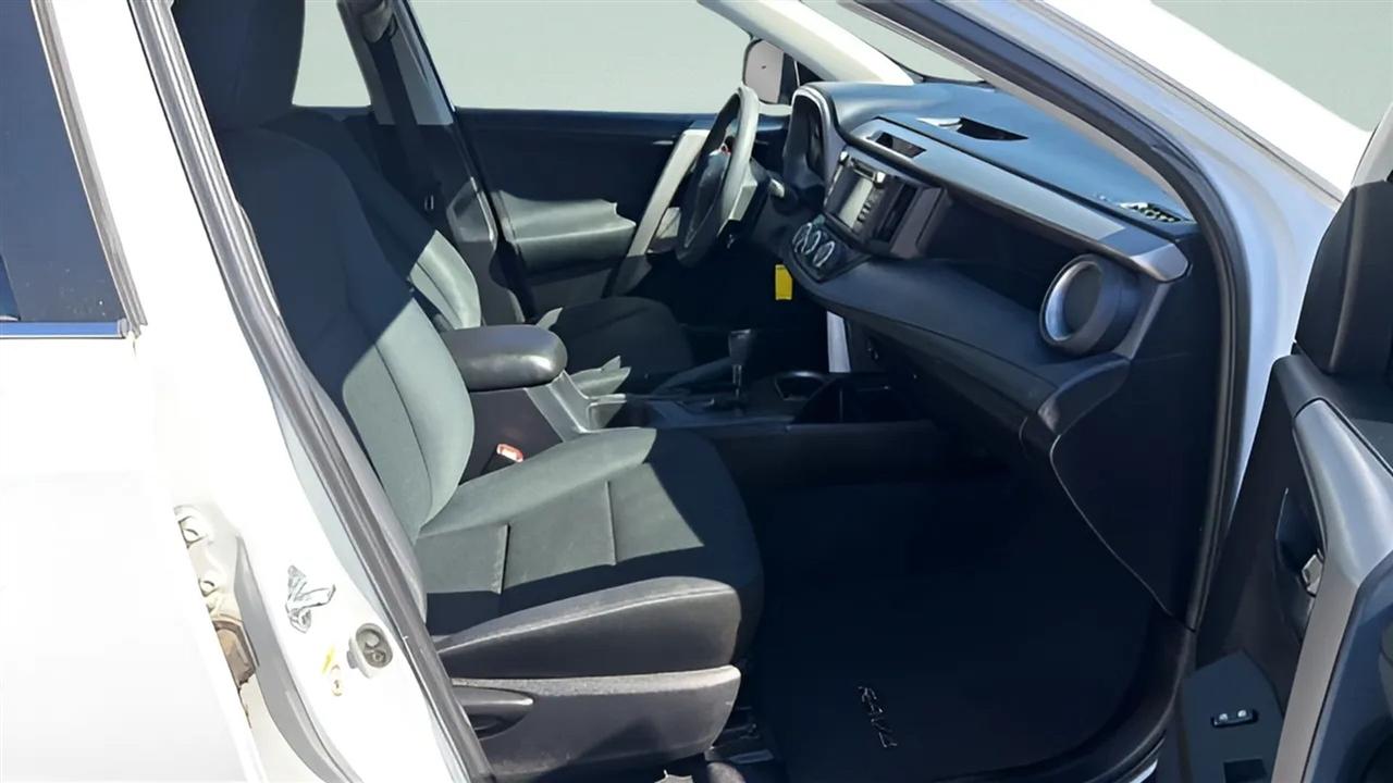 Toyota RAV4 LE FWD (Natl) 2017