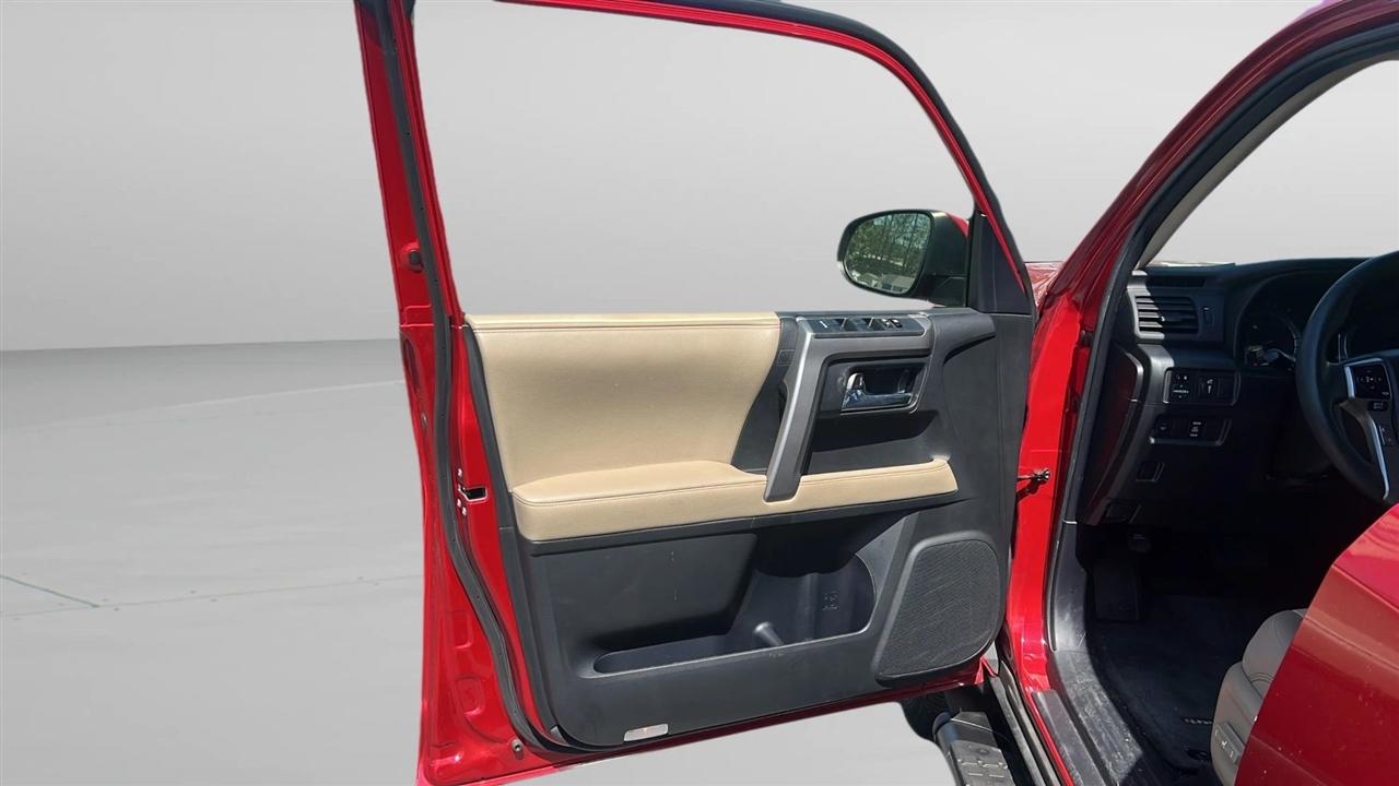 Toyota 4Runner SR5 2WD (Natl) 2017