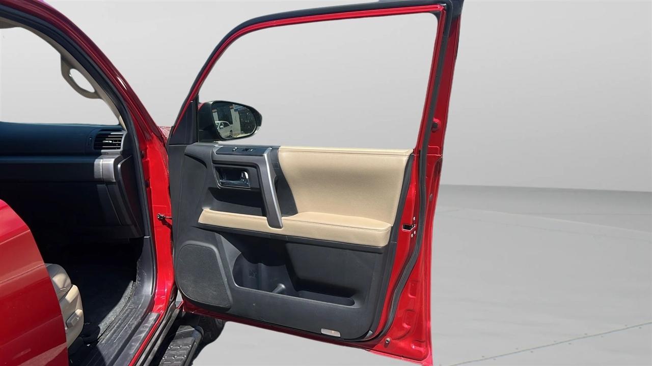 Toyota 4Runner SR5 2WD (Natl) 2017