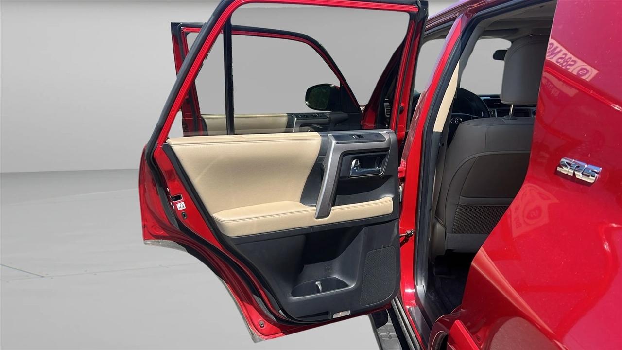 Toyota 4Runner SR5 2WD (Natl) 2017