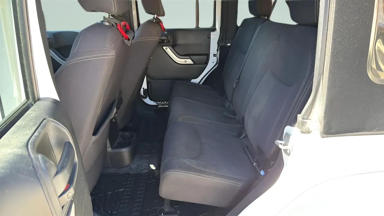 Jeep Wrangler Unlimited 4WD 4dr Sahara 2014