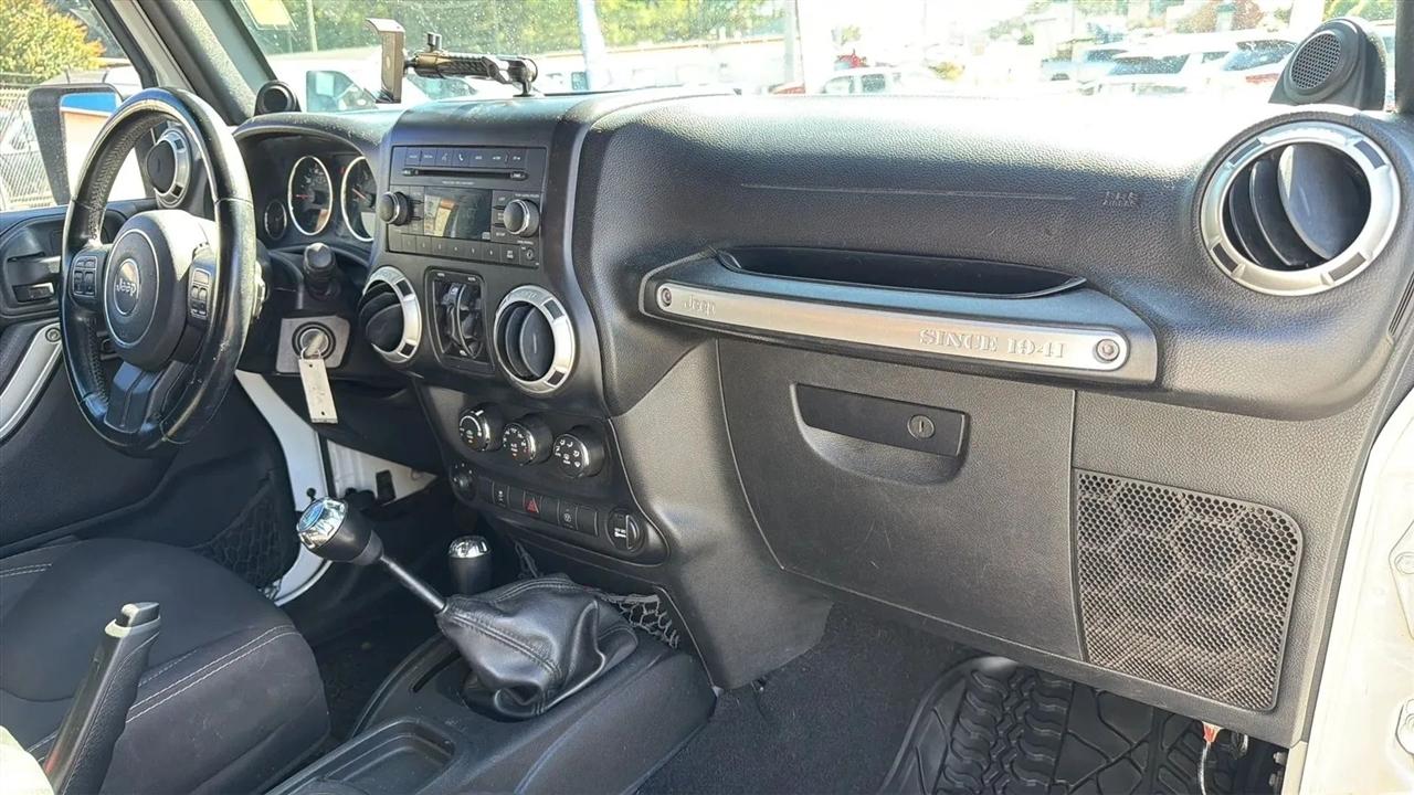 Jeep Wrangler Unlimited 4WD 4dr Sahara 2014