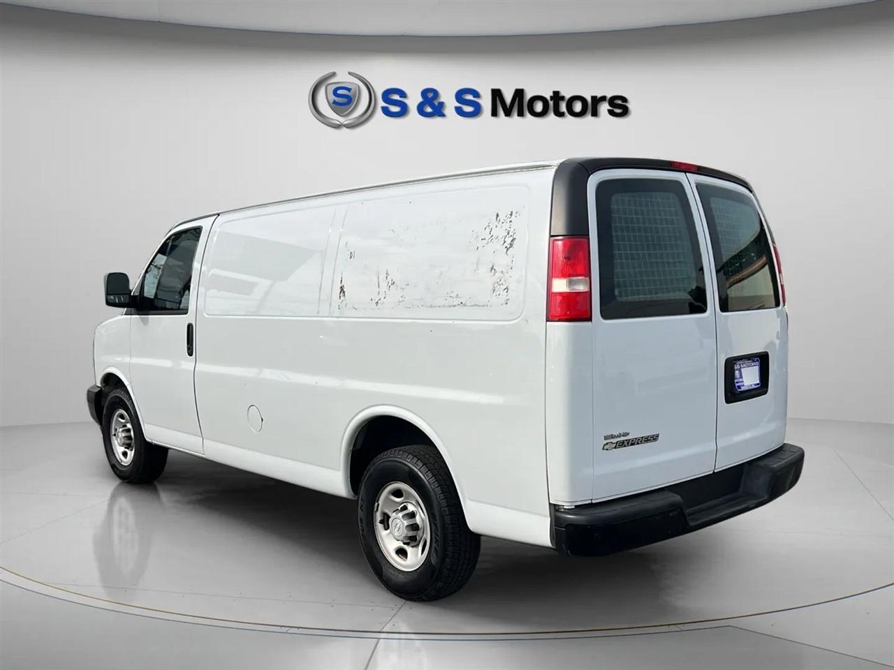 Chevrolet Express Cargo Van RWD 2500 135" 2018