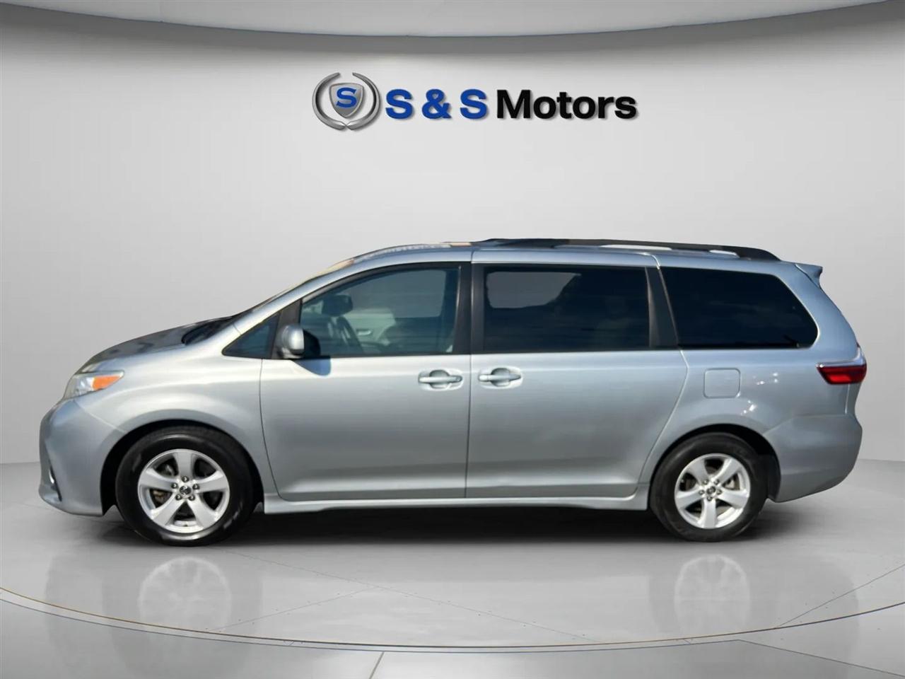 Toyota Sienna LE FWD 8-Passenger (Natl) 2019