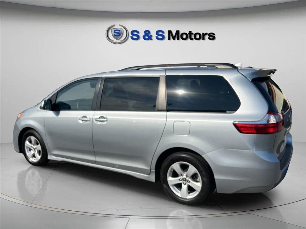 Toyota Sienna LE FWD 8-Passenger (Natl) 2019