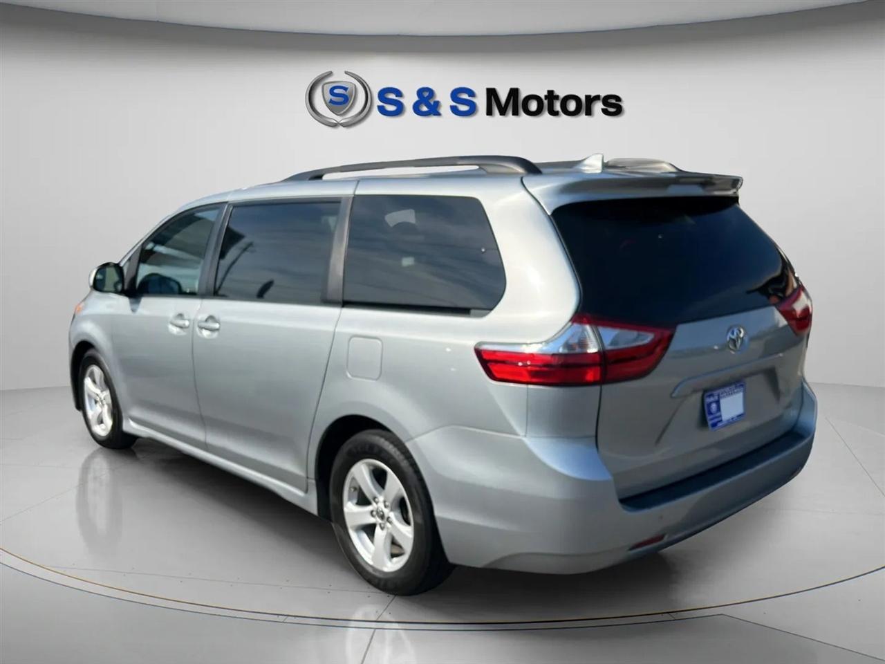 Toyota Sienna LE FWD 8-Passenger (Natl) 2019