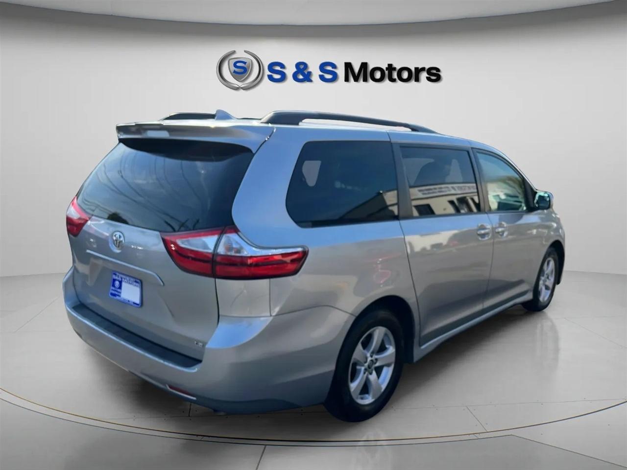 Toyota Sienna LE FWD 8-Passenger (Natl) 2019