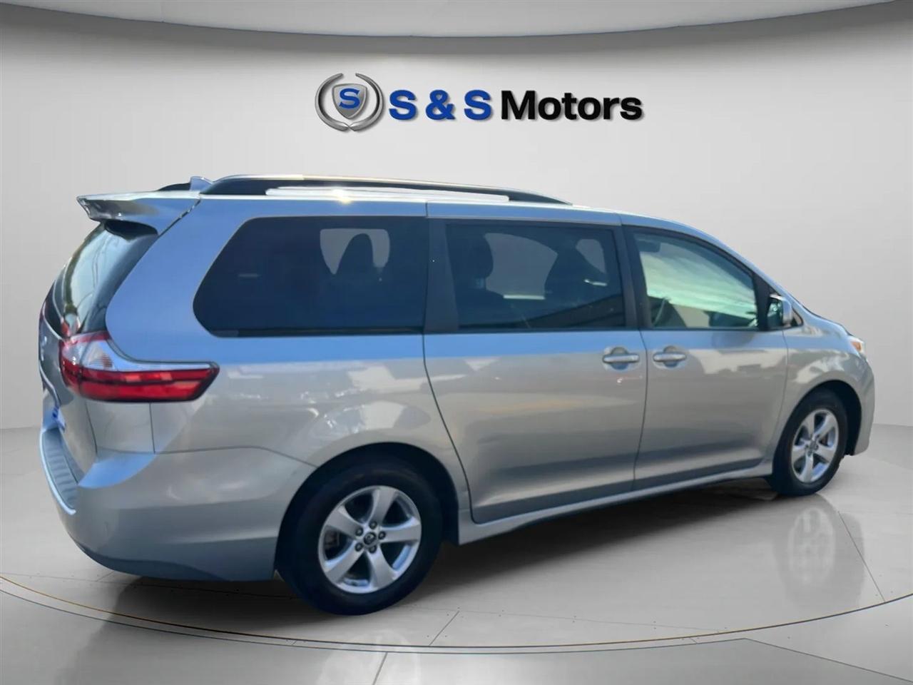 Toyota Sienna LE FWD 8-Passenger (Natl) 2019