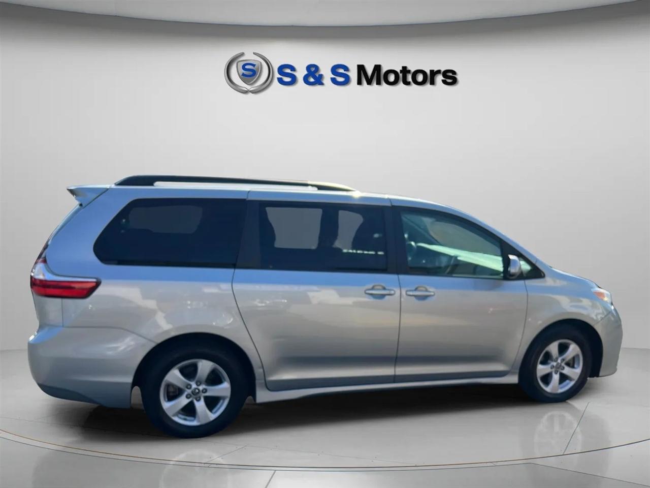Toyota Sienna LE FWD 8-Passenger (Natl) 2019