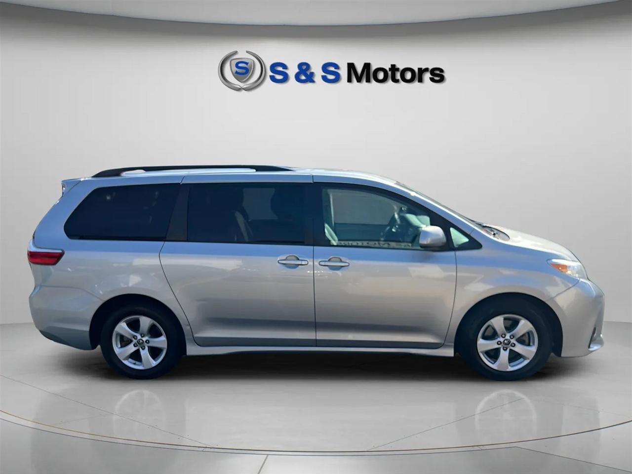Toyota Sienna LE FWD 8-Passenger (Natl) 2019