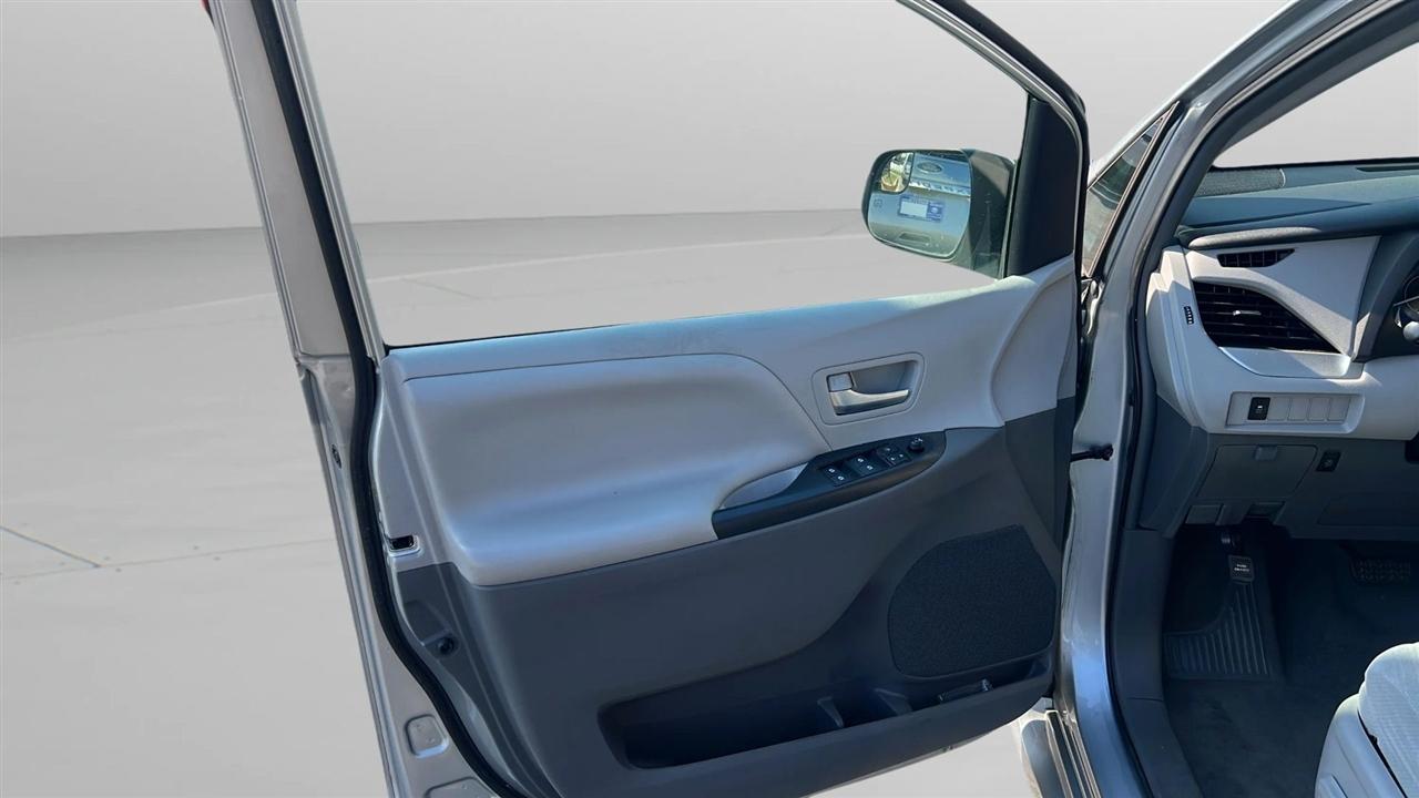 Toyota Sienna LE FWD 8-Passenger (Natl) 2019